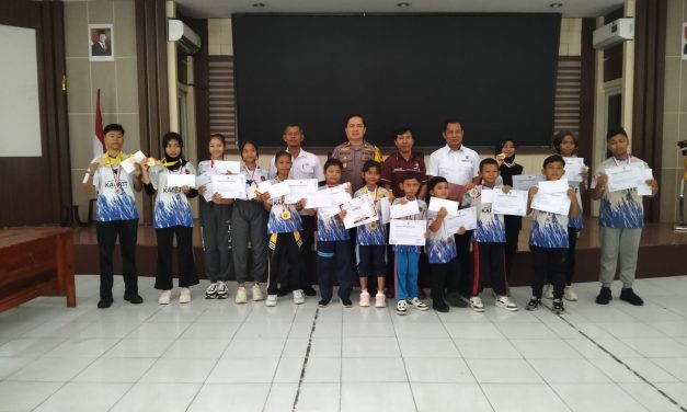 Kabag Ops Polres Muaro Jambi AKP Rodi Hambali Serahkan Medali Dan Reward Atlet Berprestasi Karate