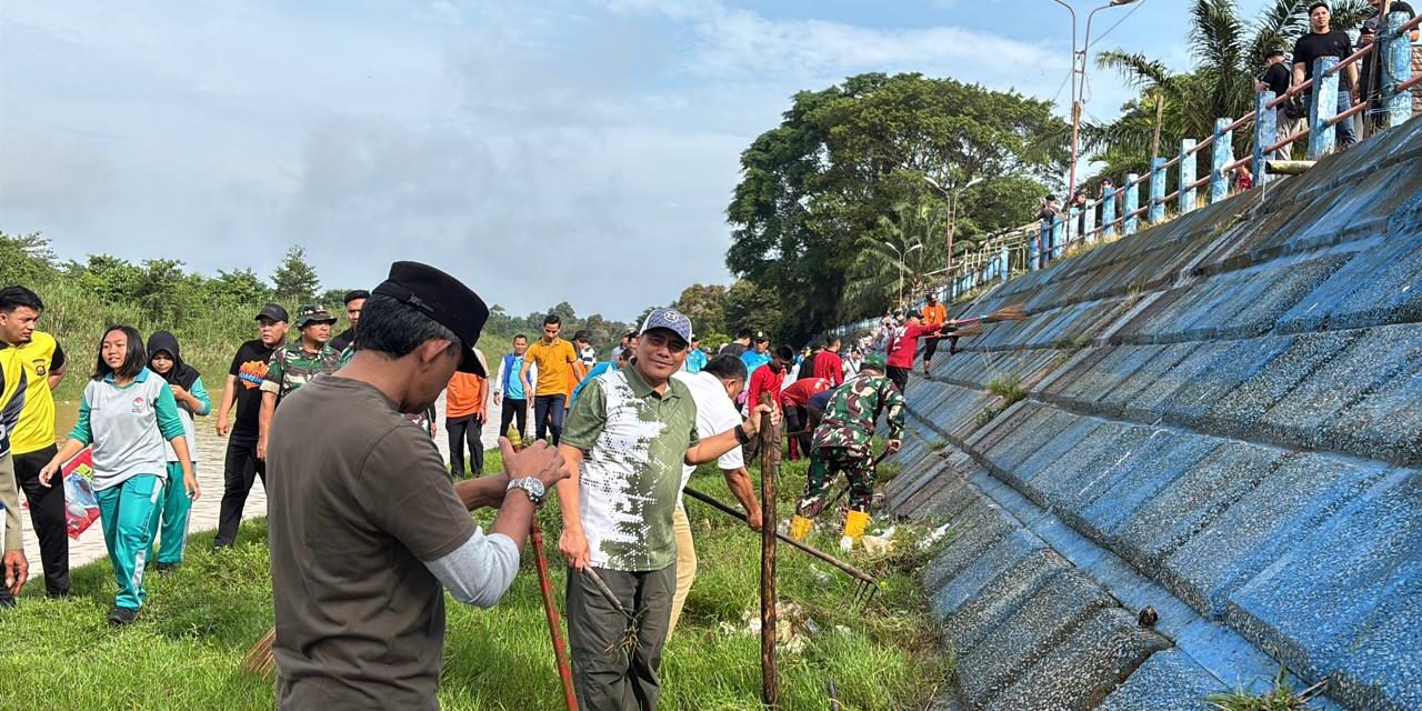 Polsek Maro Sebo turun ke jalan pungut sampah, dorong gerakan Indonesia bersih