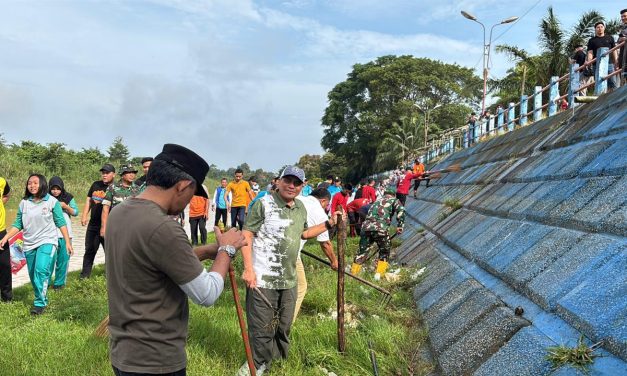 Polsek Maro Sebo turun ke jalan pungut sampah, dorong gerakan Indonesia bersih