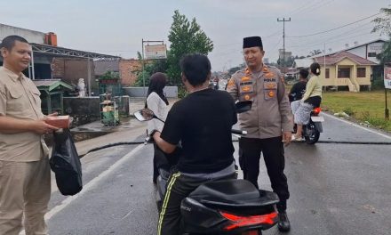 Polsek Kumpeh Ilir Bagikan Takjil Gratis Wujud Kepedulian Ramadhan