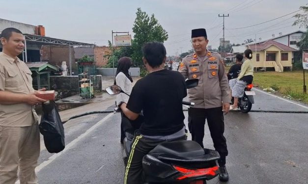 Polsek Kumpeh Ilir Bagikan Takjil Gratis Wujud Kepedulian Ramadhan