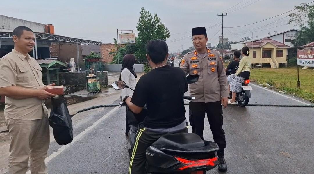 Polsek Kumpeh Ilir Bagikan Takjil Gratis Wujud Kepedulian Ramadhan