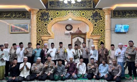 Kapolres Muaro Jambi Gelar Buka Bersama Dan Tarawih Keliling Di Mendalo Darat