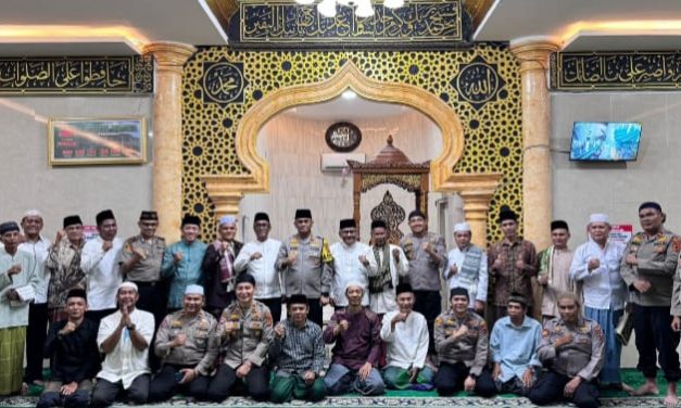 Kapolres Muaro Jambi Gelar Buka Bersama Dan Tarawih Keliling Di Mendalo Darat