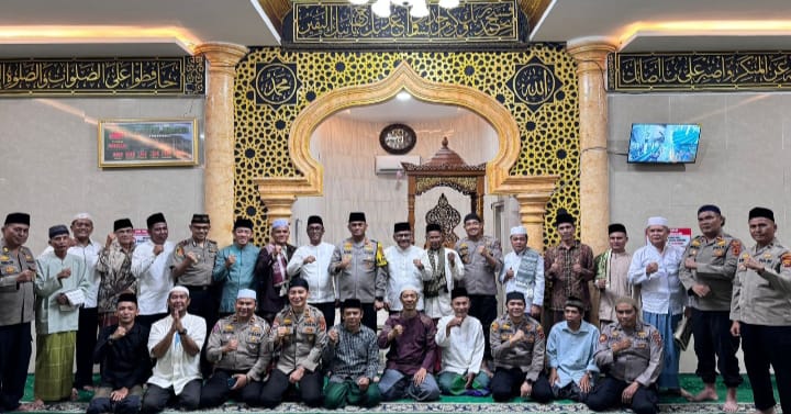 Kapolres Muaro Jambi Gelar Buka Bersama Dan Tarawih Keliling Di Mendalo Darat