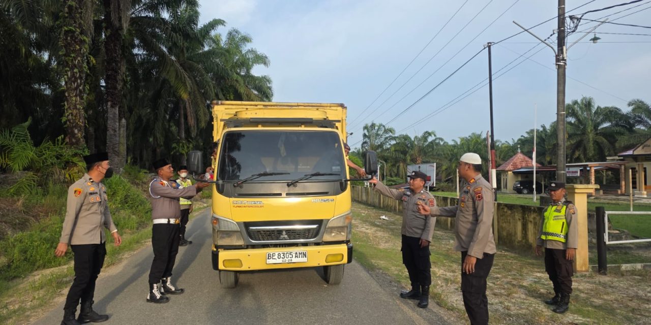 Polsek Sungai Bahar Bagikan Takjil Kepada Pengendara Di Depan Mako