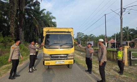 Polsek Sungai Bahar Bagikan Takjil Kepada Pengendara Di Depan Mako
