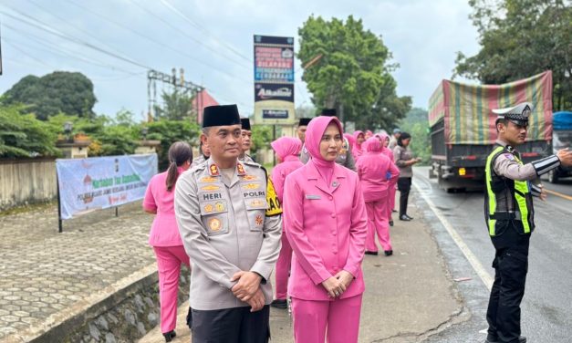 Polres Muaro Jambi Bagikan 350 Takjil Dan Santuni Anak Yatim Di Bulan Ramadhan