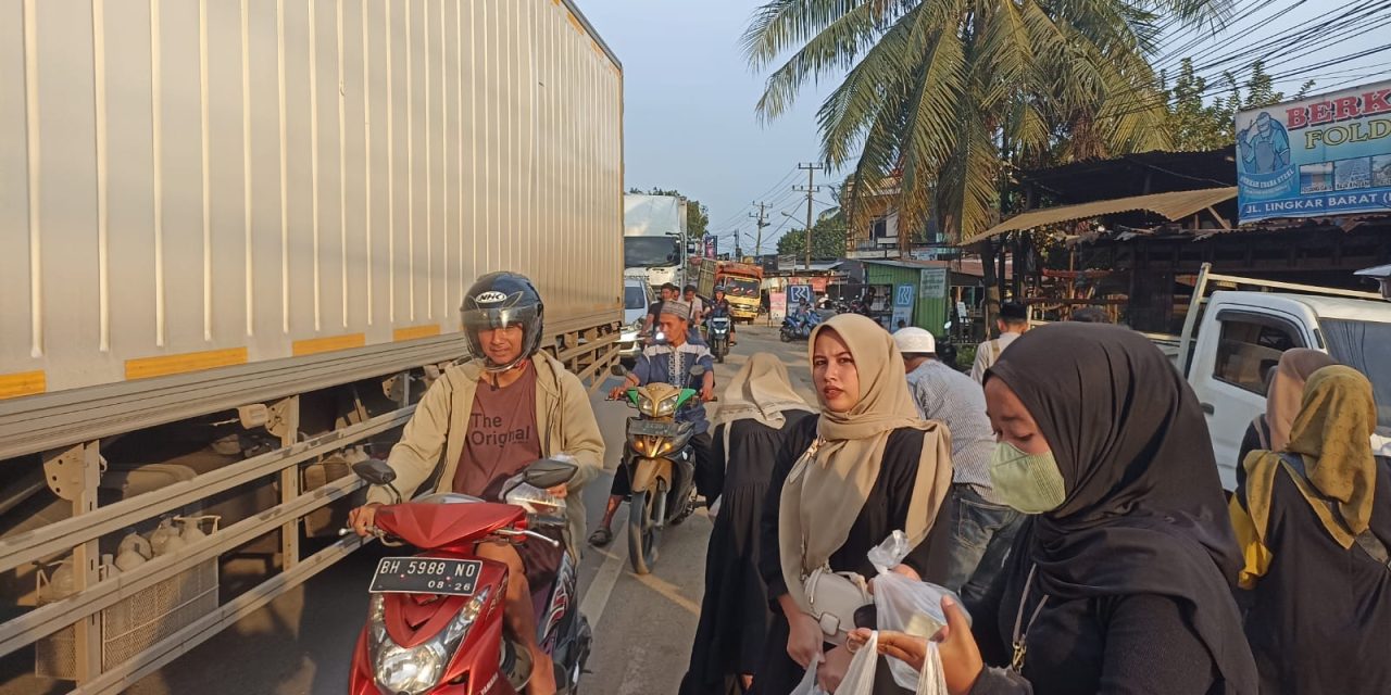 Warga RT-01 Bagikan Takjil Nasi Kotak Di Bulan Ramadhan