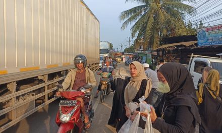 Warga RT-01 Bagikan Takjil Nasi Kotak Di Bulan Ramadhan