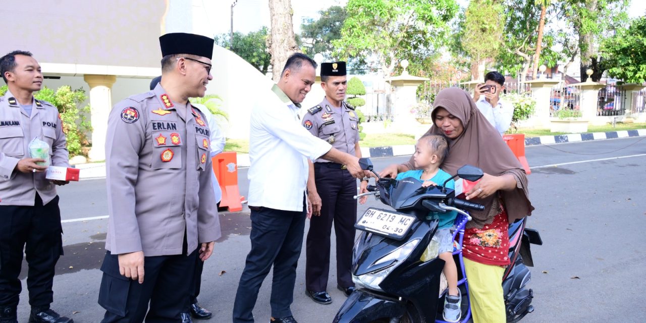 Ditreskrimsus dan Bidhumas Polda Jambi Gelar Aksi Sosial Berbagi Takjil