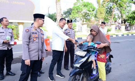 Ditreskrimsus dan Bidhumas Polda Jambi Gelar Aksi Sosial Berbagi Takjil