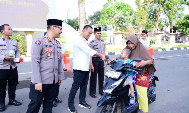 Ditreskrimsus dan Bidhumas Polda Jambi Gelar Aksi Sosial Berbagi Takjil