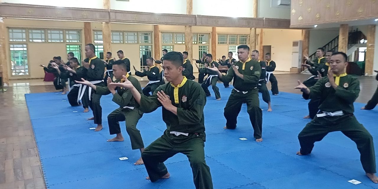 Kajasdam XX/TIB Pantau Kenaikan Sabuk Pencak Silat Militer Prajurit Korem 042/Gapu