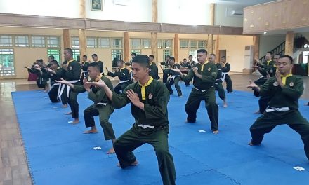 Kajasdam XX/TIB Pantau Kenaikan Sabuk Pencak Silat Militer Prajurit Korem 042/Gapu