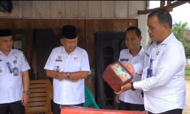 Bantuan Sosial Disalurkan Untuk Korban Kebakaran Di Seling, Pemerintah Hadir Di Tengah Duka