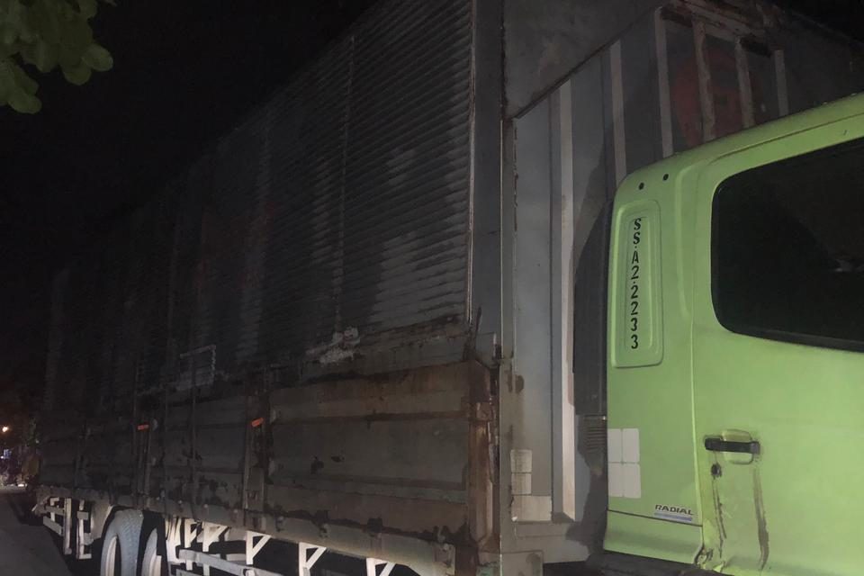 Truk Bertonase Besar Lintasi Jalan Kumpeh, Warga Khawatir Sejarah Kerusakan Terulang