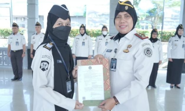 Satu Petugas Lapas Perempuan Kelas IIB Jambi Terima Penyematan Tanda Kenaikan Pangkat