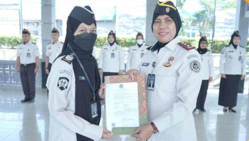 Satu Petugas Lapas Perempuan Kelas IIB Jambi Terima Penyematan Tanda Kenaikan Pangkat