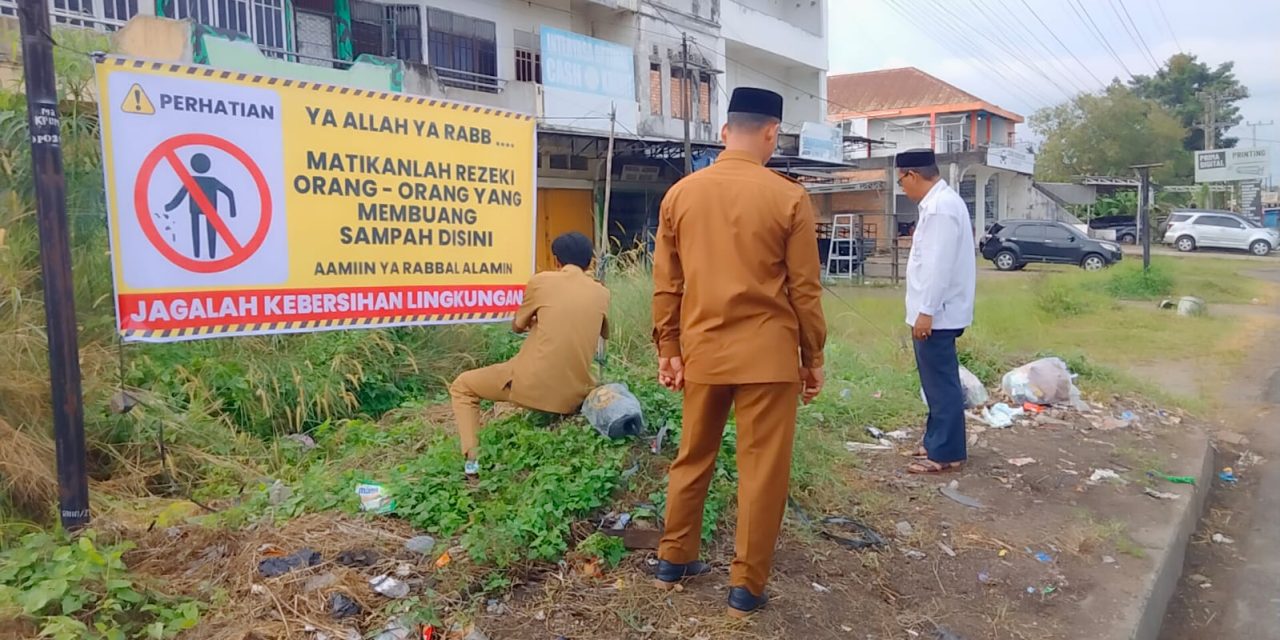 Sampah Berserakan Di Jalan Nasional Muara Bulian, Warga Desak Penanganan Serius