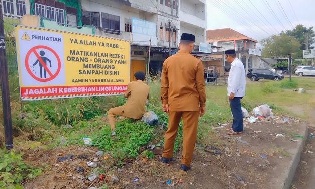 Sampah Berserakan Di Jalan Nasional Muara Bulian, Warga Desak Penanganan Serius