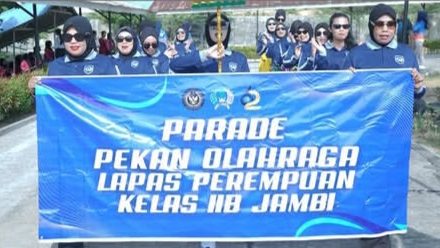 Parade Kostum Dan Yel-Yel Warga Binaan Meriahkan Hari Bakti Pemasyarakatan Di Lapas Perempuan Kelas IIB Jambi