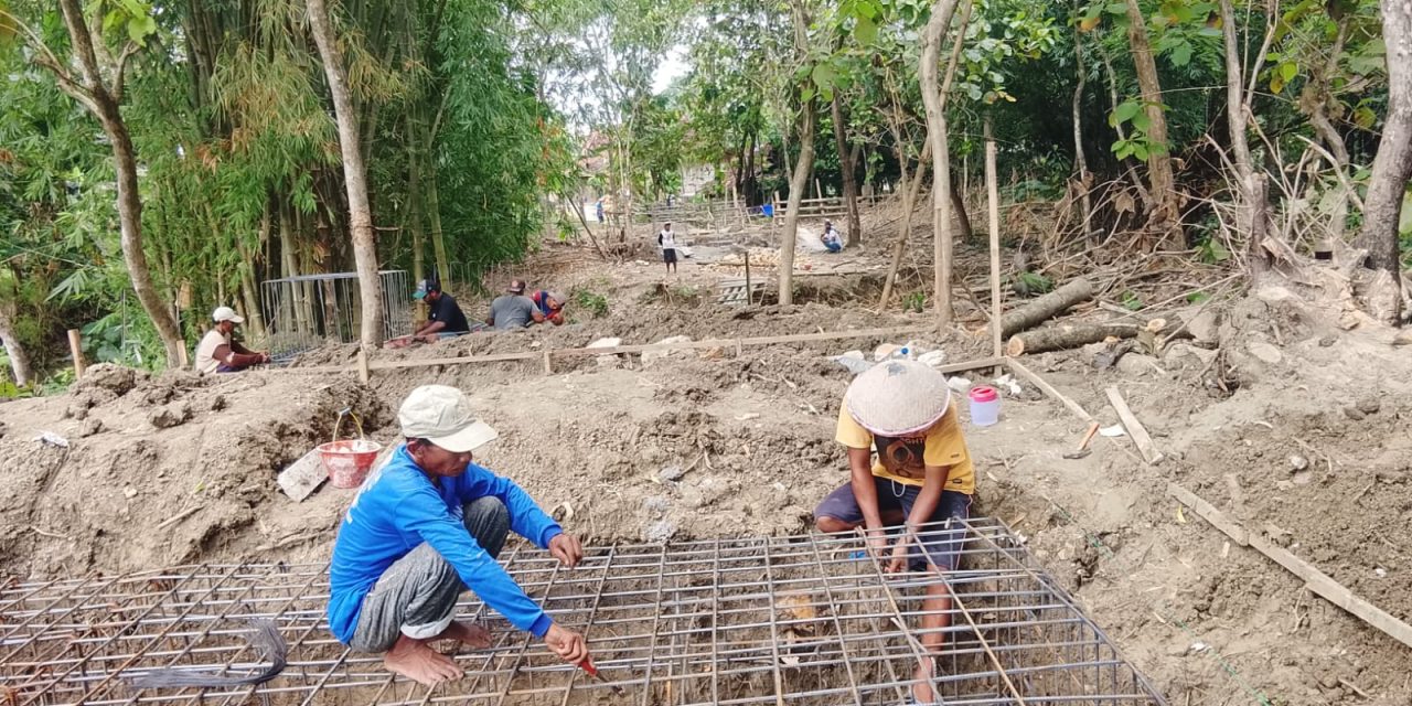 Sukseskan Solo Berseri, Babinsa Serengan Bersama Warga Gelar Kerja Bakti Lingkungan