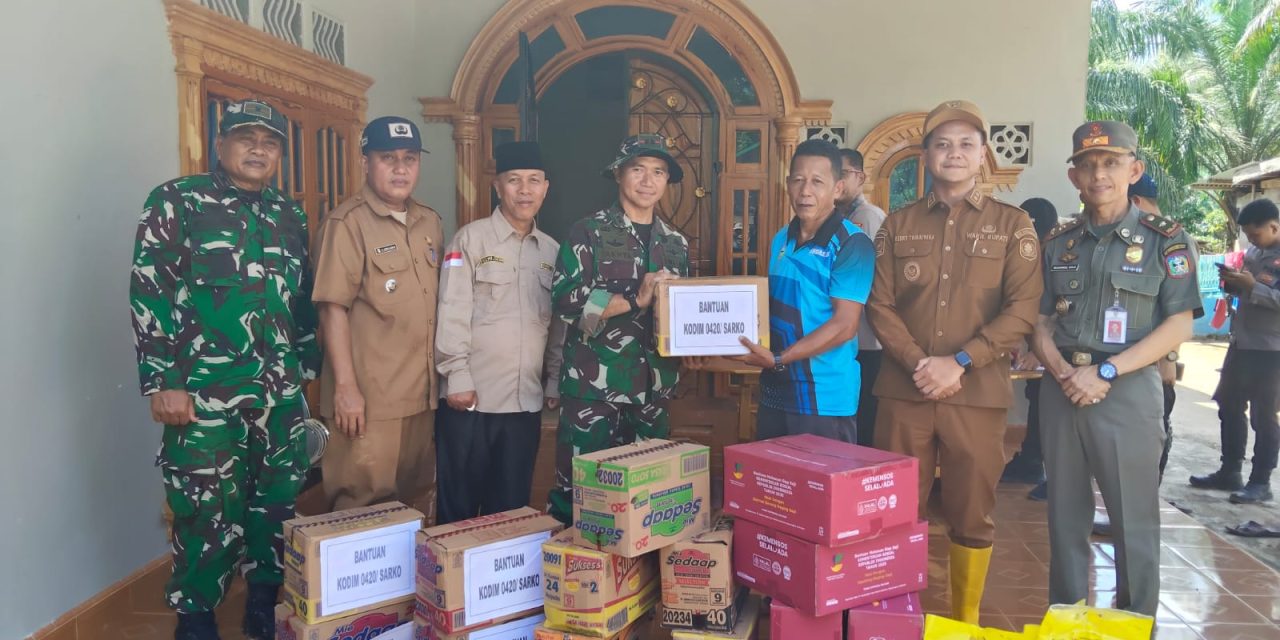 Dua Hari Pascabanjir, Dandim 0420 Sarko Turun Langsung Salurkan Bantuan Ke Warga