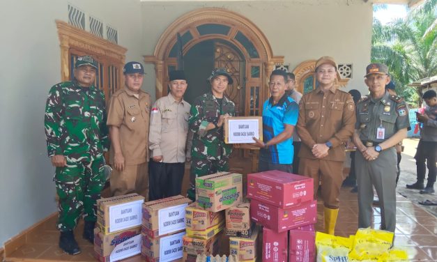 Dua Hari Pascabanjir, Dandim 0420 Sarko Turun Langsung Salurkan Bantuan Ke Warga