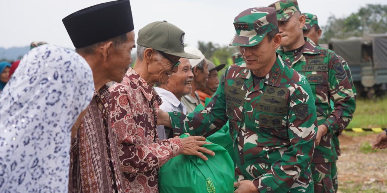 Pangdam II/Sriwijaya Tinjau Latihan Yonif 147/KGJ Dan Bagikan Sembako Untuk Warga Semendo