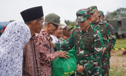 Pangdam II/Sriwijaya Tinjau Latihan Yonif 147/KGJ Dan Bagikan Sembako Untuk Warga Semendo