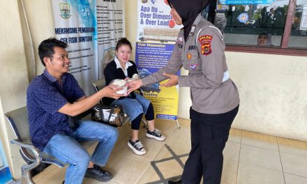 Rutin Gelar Jumat Berkah, Sie STNK Ditlantas Polda Jambi Bagikan Makanan Kepada Warga
