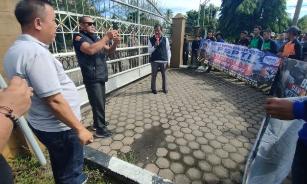 Buruh Bongkar Muat Sawit Kepung DPRD Batang Hari, PT MSS Diduga Tunduk Pada Tekanan Oknum Dewan Demi Selamatkan Perizinan