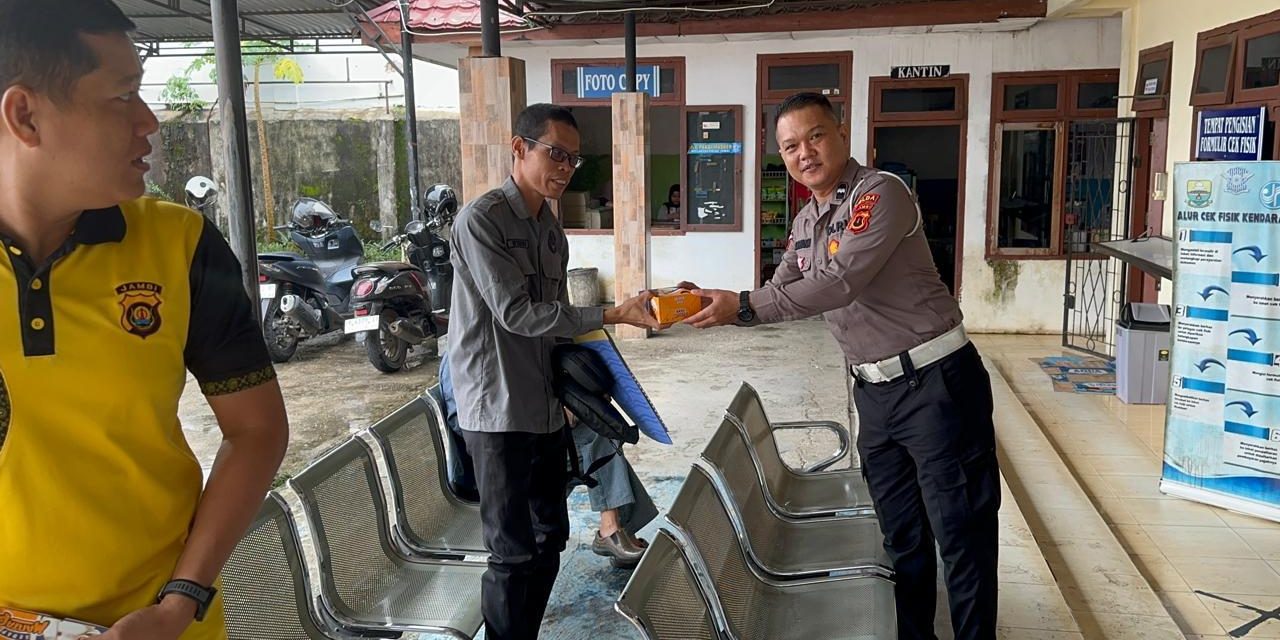Jumat Berkah, Personel Sie STNK Ditlantas Polda Jambi Rutin Berbagi Kepada Wajib Pajak