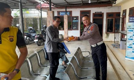 Jumat Berkah, Personel Sie STNK Ditlantas Polda Jambi Rutin Berbagi Kepada Wajib Pajak