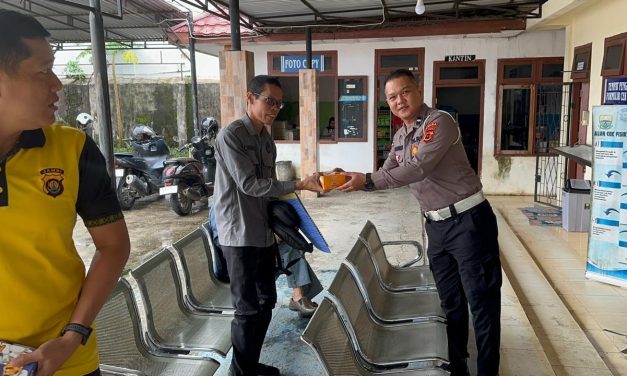 Jumat Berkah, Personel Sie STNK Ditlantas Polda Jambi Rutin Berbagi Kepada Wajib Pajak