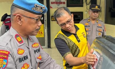 Wakapolres Muaro Jambi Pimpin Pemasangan Stiker Layanan Polisi 110 Pada Kendaraan Dinas