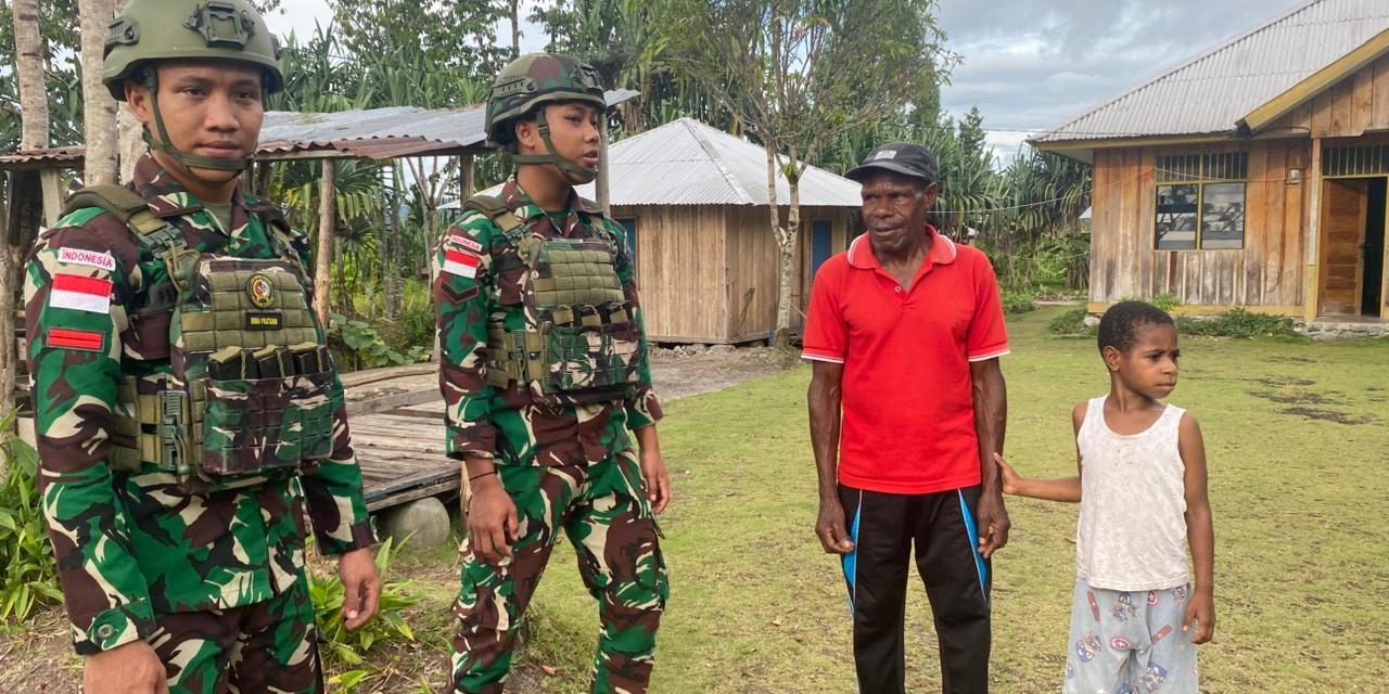 Papua Bersih Dan Indah, Satgas Yonif 521/DY Bersama Warga Gelar Gotong Royong Karya Bakti Di Kampung Walkep