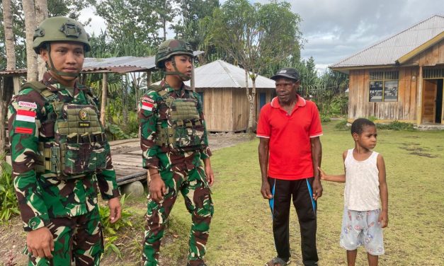Papua Bersih Dan Indah, Satgas Yonif 521/DY Bersama Warga Gelar Gotong Royong Karya Bakti Di Kampung Walkep