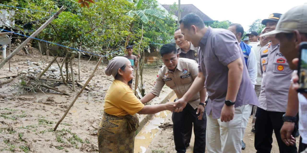Sambangi Korban Banjir Selango, Bupati M Syukur: Bapak Ibu Tidak Sendirian