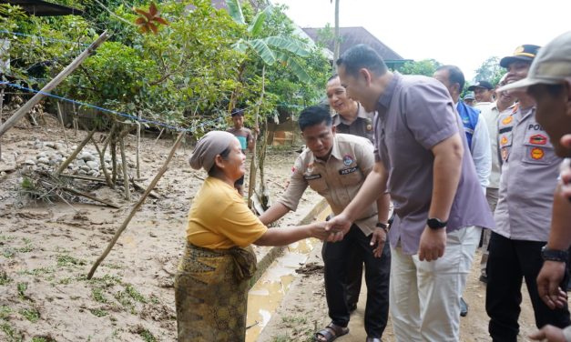 Sambangi Korban Banjir Selango, Bupati M Syukur: Bapak Ibu Tidak Sendirian