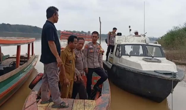 Hari Pertama Bertugas, Kapolsub Sektor Taman Rajo Sambangi Warga Dan Pantau Sungai Batang Hari