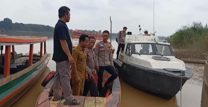 Hari Pertama Bertugas, Kapolsub Sektor Taman Rajo Sambangi Warga Dan Pantau Sungai Batang Hari