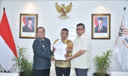 Kemas Faried Dan Maulana Serahkan Permohonan Pencabutan Zona Merah Ke Presiden RI