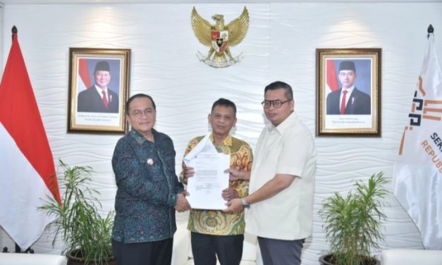 Kemas Faried Dan Maulana Serahkan Permohonan Pencabutan Zona Merah Ke Presiden RI