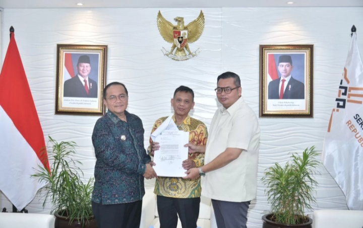 Kemas Faried Dan Maulana Serahkan Permohonan Pencabutan Zona Merah Ke Presiden RI