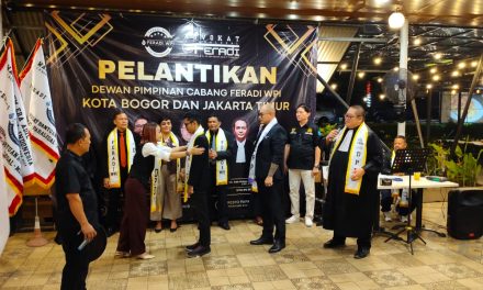 Pengurus DPC FERADI WPI Jakarta Timur Dilantik, Waketum Bianca Kalungkan Slempang Kepada Ketua Zainil Yasni