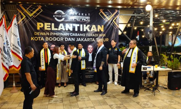 Pengurus DPC FERADI WPI Jakarta Timur Dilantik, Waketum Bianca Kalungkan Slempang Kepada Ketua Zainil Yasni