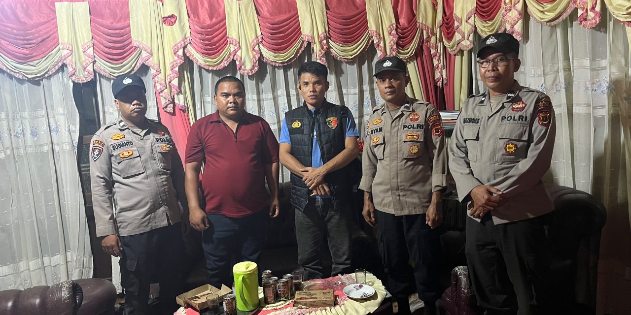 Respons Cepat Polsek Jaluko, Polisi Langsung Cek TKP Pencurian Kayu Bulian Di Desa Senaung