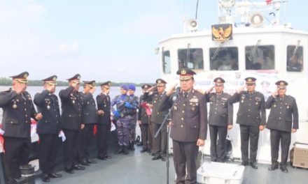 Polda Jambi Gelar Tabur Bunga Di Perairan Kuala Tungkal, Salurkan Bansos Hingga Tebar Tiga Ton Benih Kerang